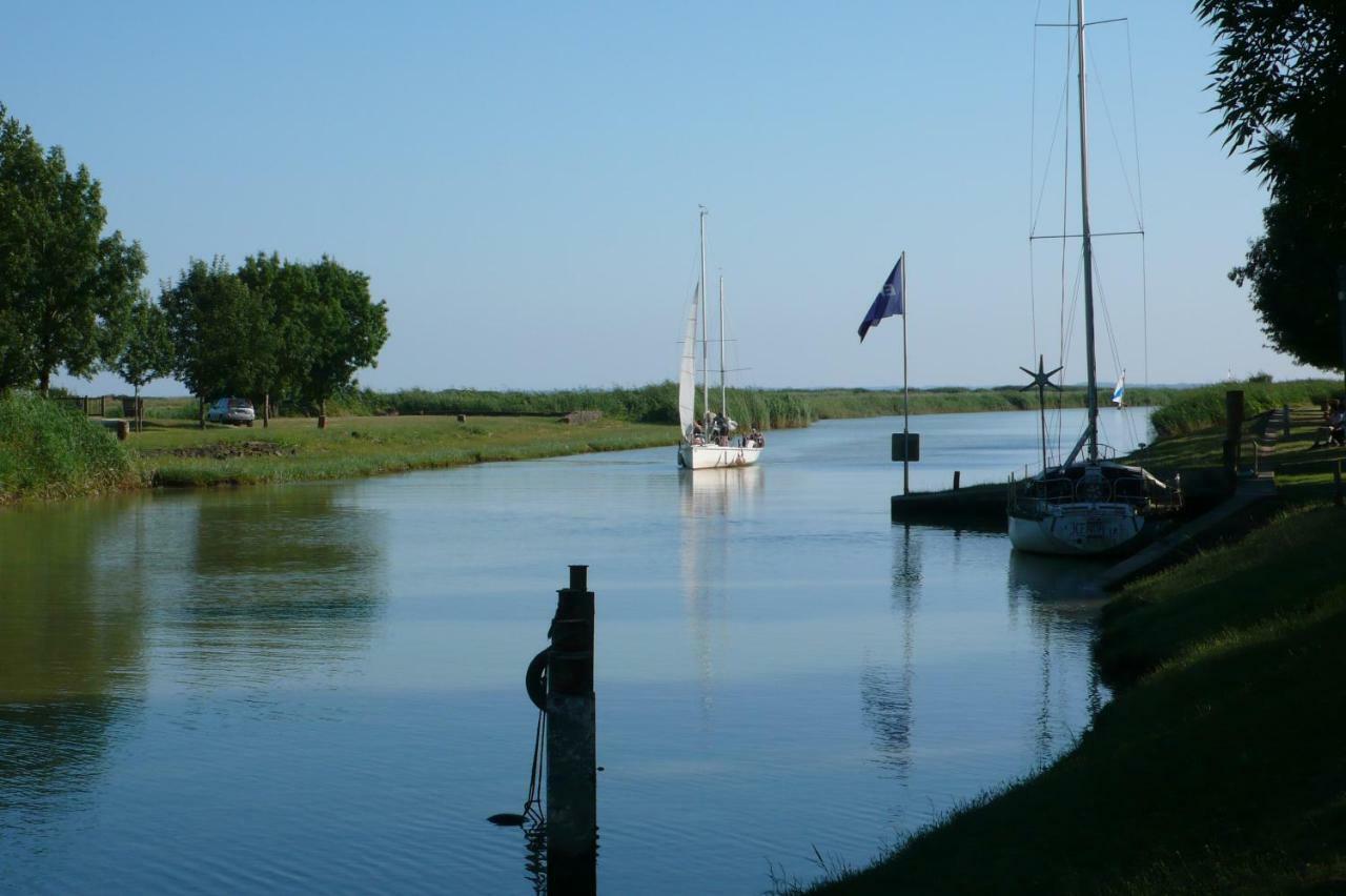 Château des Salles Saint-Fort-sur-Gironde Exterior foto